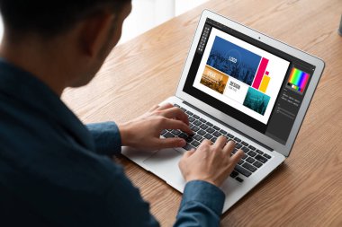 Web sayfasının modern tasarımı ve bilgisayar ekranında gösterilen ticari reklamlar için grafiksel tasarımcı yazılımı