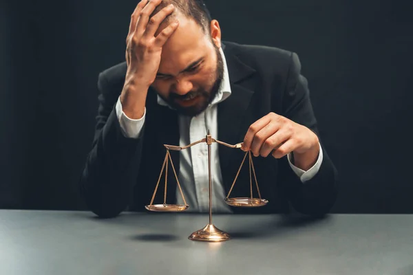 Focus Weegschaal Evenwicht Met Wazige Advocaat Zitten Aan Zijn Bureau — Stockfoto