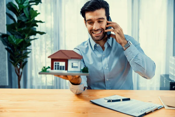 Glückliche Käufer Kaufen Erfolgreich Ein Haus Mit Einem Hauskredit Nach — Stockfoto