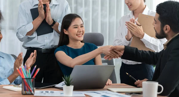 多様な同僚が 職場での握手やチームワークで成功を祝います オフィスで握手することによって連帯して団結幸せな専門家の多文化チーム 契約書 — ストック写真