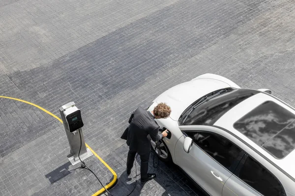 Aerial View Progressive Lifestyle Businesspeople Electric Car Connected Charging Station — Fotografia de Stock