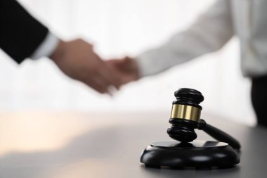 Odaklanma tokmağı avukat meslektaşlarının bulanık arkaplan üzerine adaleti sembolize eder başarılı bir hukuki anlaşmadan sonra mahkemedeki anlaşmazlığı savunmak güvenilir bir ortağın güvenilirliğini sağlar. Eşitlik