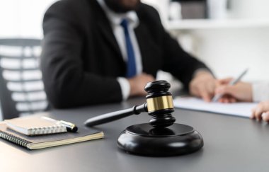 Ahşap tokmağı, avukat meslektaşlarının bulanık arkaplanlarına ya da hukuk bürosundaki işyerlerine yasal belgeler hazırlamaya odaklayın. Adil ve eşit yargılama için adaletin çekici. Eşitlik