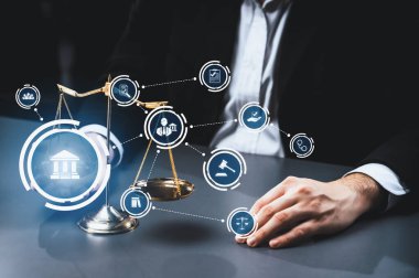Akıllı hukuk, hukuki danışmanlık simgeleri ve avukatlık bürosunda çalışan araçlar dijital hukuk kavramını ve çevrim içi hukuk ve yönetmelik kavramlarını gözler önüne seriyor .