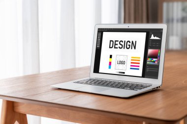 Web sayfasının modern tasarımı ve bilgisayar ekranında gösterilen ticari reklamlar için grafiksel tasarımcı yazılımı