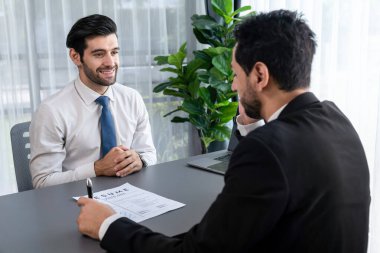 Başvuru formunu doldurmak için iş başvurusunda bulunmuş. Aday, mülakatta resmi konuşma için takım elbise giyer. Kariyer ve iş deneyimiyle ilgili sorularla dolu bir işe alım süreci. Coşkulu