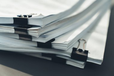 Yoğun iş raporları ya da yasal belgeler için organize evrak yönetim sistemi kavramı olarak organize edilmiş ofis masası. denge