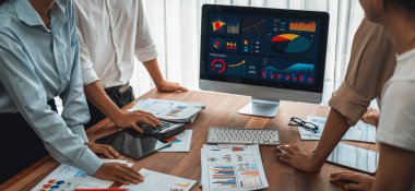 Panorama analist ekibi, FBI Fintech 'i kullanarak dizüstü bilgisayarla mali raporu analiz ediyor. İş adamları iş görüşü için dizüstü bilgisayarda gösterilen kontrol panelini inceliyor. İnceleyin