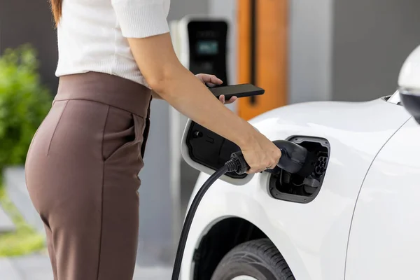 Primer Plano Mujer Progresiva Instalar Enchufe Cable Coche Eléctrico Con — Foto de Stock