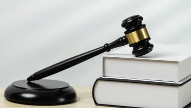 Boş bir hukuk firmasında ahşap tokmak çekiç ve hukuk kitabı ya da avukat ve hakim tarafından adalet ve hukuk sistemi, yasal otorite ve adalet kavramı olarak beyaz avukatlık bürosu geçmişi. denge