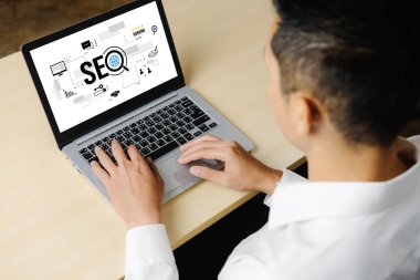 Model e-ticaret için SEO arama motoru optimizasyonu ve bilgisayar ekranında gösterilen çevrimiçi perakende işi