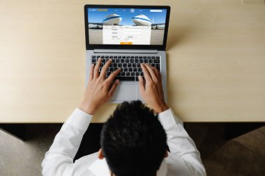 Online uçuş rezervasyon sitesi mod rezervasyon sistemi sağlar. Seyahat teknolojisi kavramı .