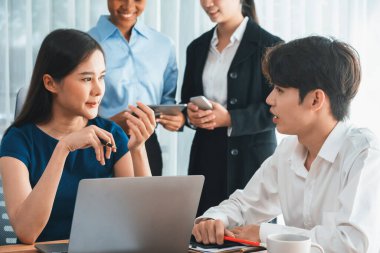 Mutlu iş adamları birlikte çalışır, şirket ofisinde tartışırlar. Profesyonel ve çeşitlilik takım çalışması iş planını bilgisayarda tartışır. Modern çok kültürlü ofis çalışanı. Uyum