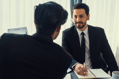 Analist ekibi, bilgisayar ekranında veri bilimi yazılımı görüntülemesi kullanarak dijital torpido gözünde finansal verileri analiz ediyor. İş zekası ve Fintech. Coşkulu