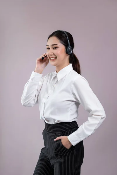 Attraktiv Asiatisk Kvinnlig Call Center Operatör Med Glada Leende Ansikte — Stockfoto