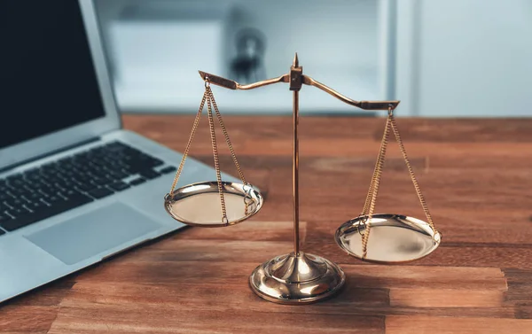 Szimbolizálja Igazságszolgáltatás Jogi Hatóság Arany Kiegyensúlyozott Skála Íróasztal Laptop Jogi — Stock Fotó