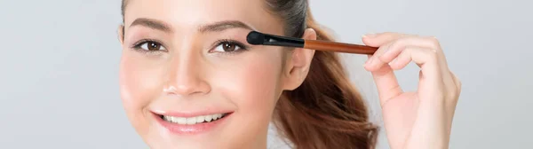 Closeup Beautiful Girl Flawless Applying Glamorous Eye Shadow Makeup Eyeliner — Fotografia de Stock