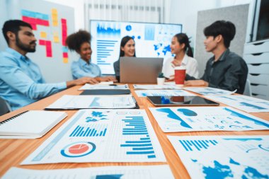 Ticari pazarlama göstergesi için BI Fintech teknolojisi tarafından iş verilerini analiz eden çeşitli iş adamlarının bulanık geçmişine sahip grafikleri ve grafikleri gösteren finansal panele odaklan. Uyum