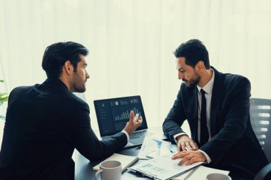 Analist ekibi, bilgisayar ekranında veri bilimi yazılımı görüntülemesi kullanarak dijital torpido gözünde finansal verileri analiz ediyor. İş zekası ve Fintech. Coşkulu