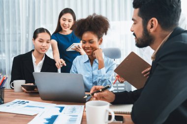 Çok ırklı analist ekibi toplantı masasındaki mali raporu analiz etmek için BI gösterge tablosunu kullanıyor. Çeşitli iş adamlarından oluşan bir grup, FIntech 'in veri analizini başarılı iş pazarlaması için kullanır. Uyum
