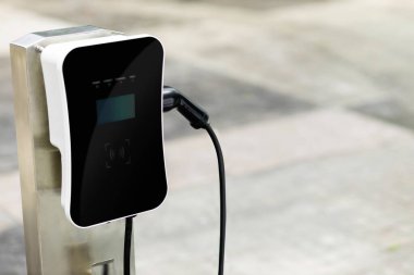 Araç motoru için evdeki yeşil enerjiden güç alan elektrikli ev şarj istasyonuna odaklan. Araç konsepti için yenilikçi çevre dostu enerji şarj edilebilir.