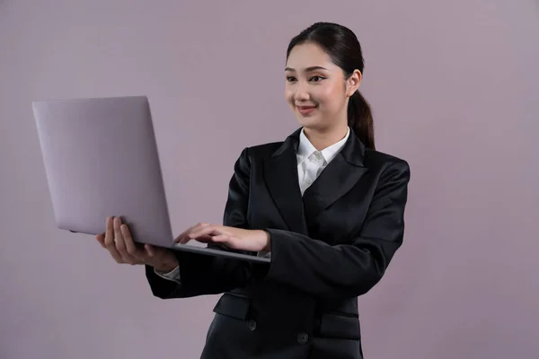 Självsäker Ung Affärskvinna Står Isolerad Bakgrund Arbetar Laptop Poserar Formell — Stockfoto