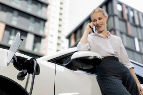 Focus Charging Electric Car Charger Charging Station Blur Businesswoman Talking — Stock fotografie