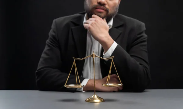 Siyah Takım Elbiseli Bir Avukat Altın Bir Denge Hukuki Adalet — Stok fotoğraf
