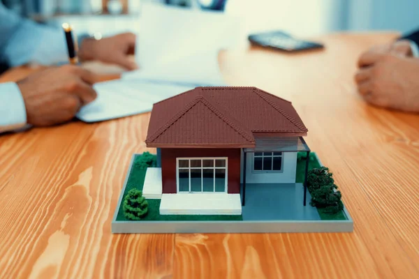 Εστίαση Σπίτι Δείγμα Μοντέλο Σπιτιού Θολή Ικανοποιημένο Αγοραστή Υπογράψει Σπίτι — Φωτογραφία Αρχείου