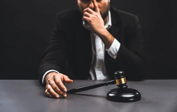 Foco Martelo Com Advogado Borrão Sentado Sua Mesa Com Expressão — Fotografia de Stock