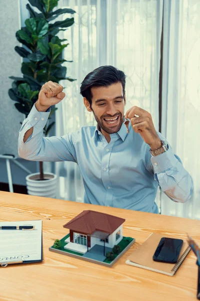 Glad Fastighetsmäklare Sluter Ett Avtal Med Köparen Säljer Hus Och — Stockfoto
