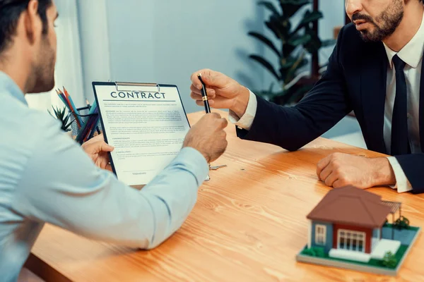 Agent Immobilier Remise Stylo Client Pour Signature Sur Papier Contrat — Photo