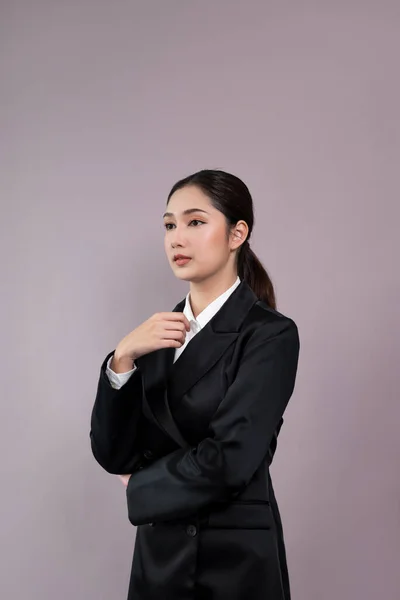 Självsäker Ung Affärskvinna Står Isolerad Bakgrund Poserar Formell Svart Kostym — Stockfoto