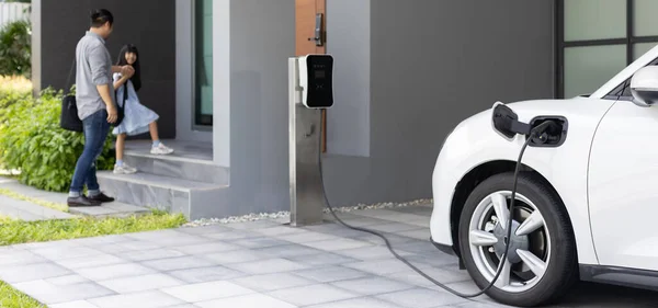 Progressive Father Daughter Plugs Charger Home Charging Station Electric Vehicle — Φωτογραφία Αρχείου