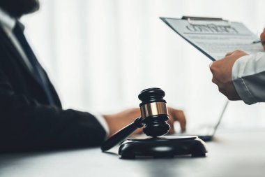 Avukat meslektaşlarının ya da hukuk ekibinin dizüstü bilgisayarla çalışıp hukuk bürosunda dava açmak için yasal belgeler hazırlayan adil ve eşitlik kararı için tokmak çekicine odaklanın. Eşitlik