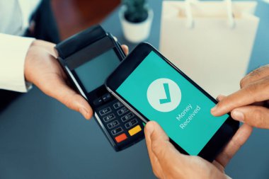 NFC QR kod cihazı ile el ele tutuşan akıllı telefon, hızlı dijital işlemler için temas kurulamayan ödeme kodlarını tarıyor. Modern yaşam tarzı ödeme teknolojisi için cep telefonundaki online bankacılık uygulaması. coşkulu