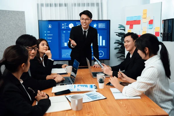 Довіра Азіатський Бізнесмен Дають Презентацію Про Фінансову Аналітику Бізнес Аналізу — стокове фото