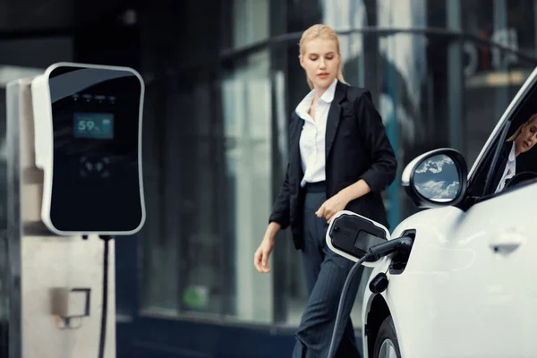 Focus Public Charging Station Electric Car Blurred Progressive Businesswoman Walking — Φωτογραφία Αρχείου