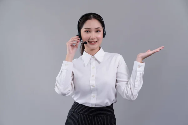 Азійська Жінка Кол Центр Посмішкою Рекламує Роботу Носячи Офіційний Костюм — стокове фото