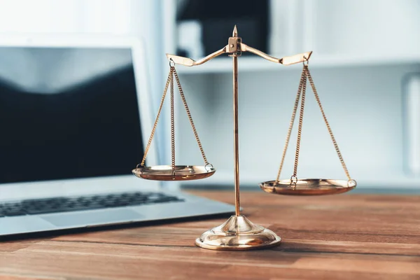 Szimbolizálja Igazságszolgáltatás Jogi Hatóság Arany Kiegyensúlyozott Skála Íróasztal Laptop Jogi — Stock Fotó