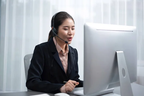 Asijské Call Centrum Sluchátky Mikrofonem Pracuje Svém Notebooku Operátorka Poskytuje — Stock fotografie