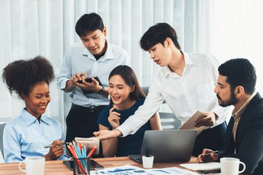 Mutlu iş adamları birlikte çalışır, şirket ofisinde tartışırlar. Profesyonel ve çeşitlilik takım çalışması iş planını bilgisayarda tartışır. Modern çok kültürlü ofis çalışanı. Uyum