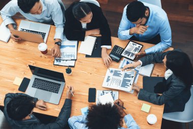 Üst düzey çok ırklı analiz ekibi, stratejik karar için finansal verileri analiz etmek amacıyla dizüstü bilgisayarda BI gösterge ekranını kullanıyor. Fintech pazarlama göstergelerini analiz ediyor. Uyum