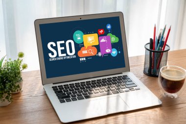 Model e-ticaret için SEO arama motoru optimizasyonu ve bilgisayar ekranında gösterilen çevrimiçi perakende işi