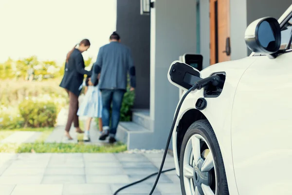 Focus Closeup Electric Vehicle Recharging Battery Home Electric Charging Station — Foto Stock