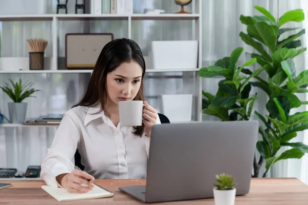 Młoda Azjatycka Entuzjastyczna Bizneswoman Nowoczesnym Biurze Pomocą Laptopa Pracy Filiżanką — Zdjęcie stockowe