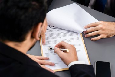 Yakın plan sözleşme imzalama belgesini kalemle imzalama, iş anlaşmasını imzayla mühürleme. İş adamları iş anlaşmasını imzalamak için sözleşmeye imza atıyorlar. Coşkulu