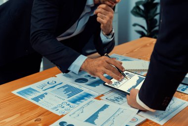 Kapanış meşgul analist ekibi dijital torpido gözünde finansal verileri tartışıyor, grafik ve grafiği analiz ediyor ve bilgisayar ekranında veri bilimi yazılım görüntüsü kullanıyor. İş zekası ve Fintech. Coşkulu