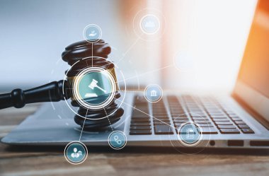 Akıllı hukuk, hukuki danışmanlık simgeleri ve avukatlık bürosunda çalışan araçlar dijital hukuk kavramını ve çevrim içi hukuk ve yönetmelik kavramlarını gözler önüne seriyor .