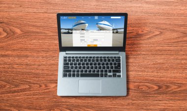Online uçuş rezervasyon sitesi mod rezervasyon sistemi sağlar. Seyahat teknolojisi kavramı .